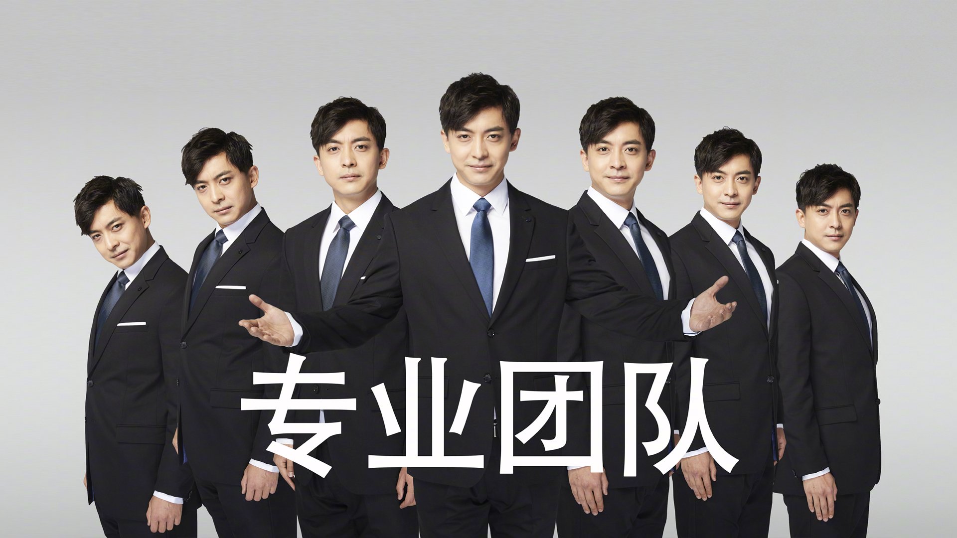 足球职业联赛上演激烈对抗，赛况扣人心弦，职业足球赛事