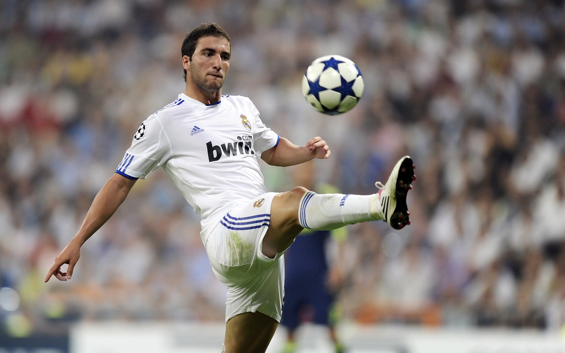 爱游戏app下载-智能化足球监控系统在赛场全面覆盖，提升安全保障能力，智能足球场解决方案